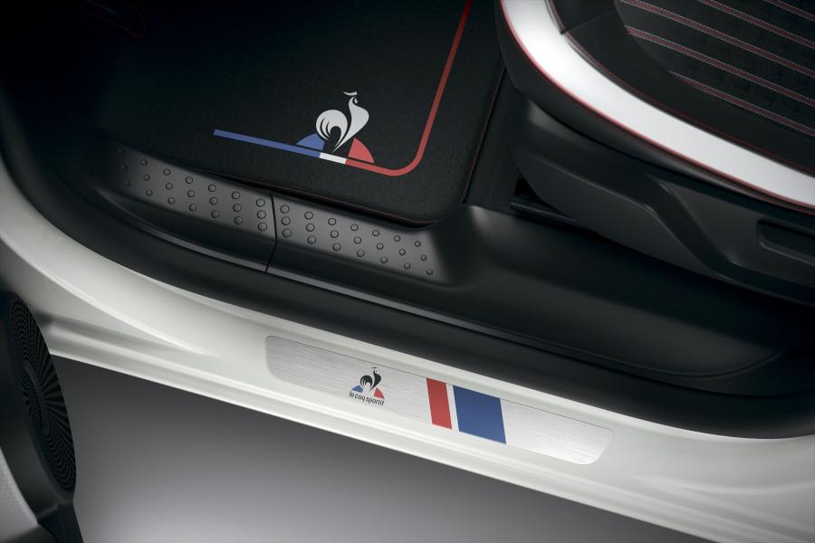 Детали интерьера Renault Twingo le coq sportif 2019 года  (фото 6 из 28)